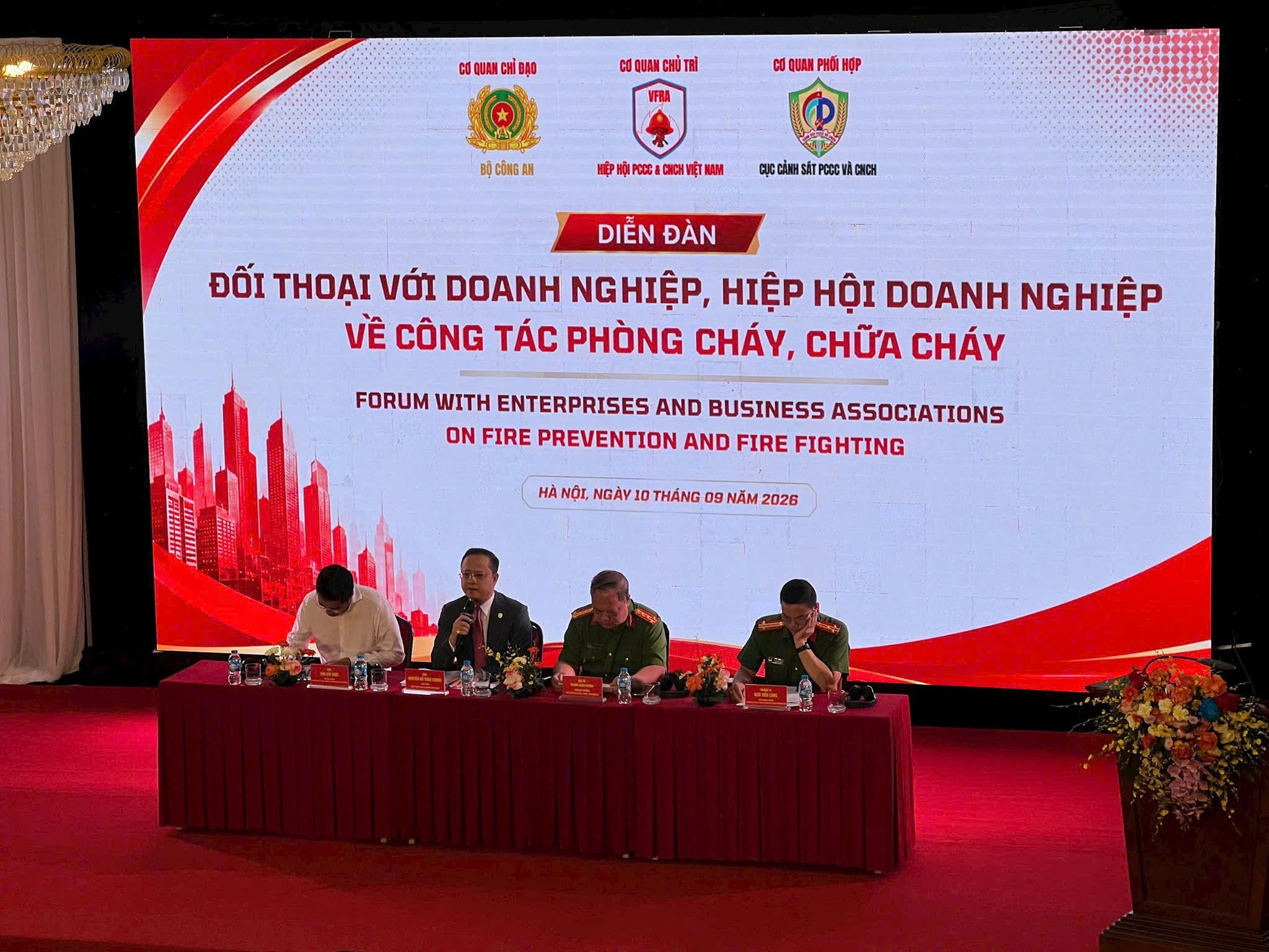 THÁO GỠ VƯỚNG MẮC PCCC: CHUYỂN TỪ "TIỀN KIỂM" SANG "HẬU KIỂM", ĐẶT TRÁCH NHIỆM DOANH NGHIỆP LÊN HÀNG ĐẦU